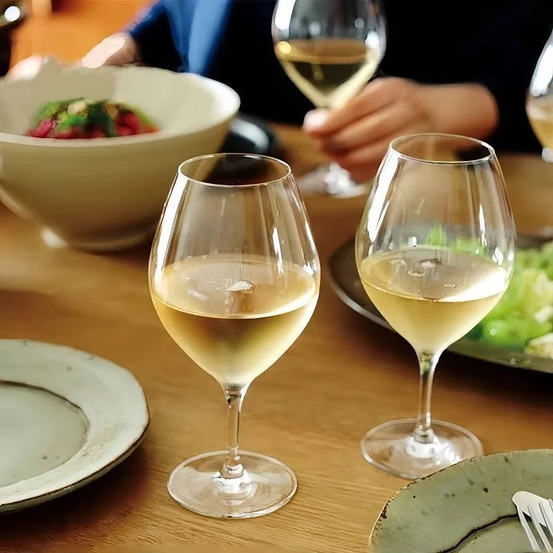 Deux verres a vin sur une table de repas
