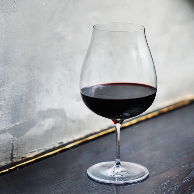 Verre tulipe vin rouge sur un rebord de fenetre