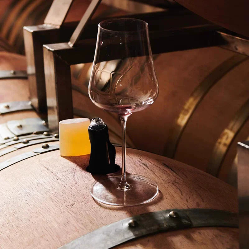 Verre tulipe vin universel sur une barique