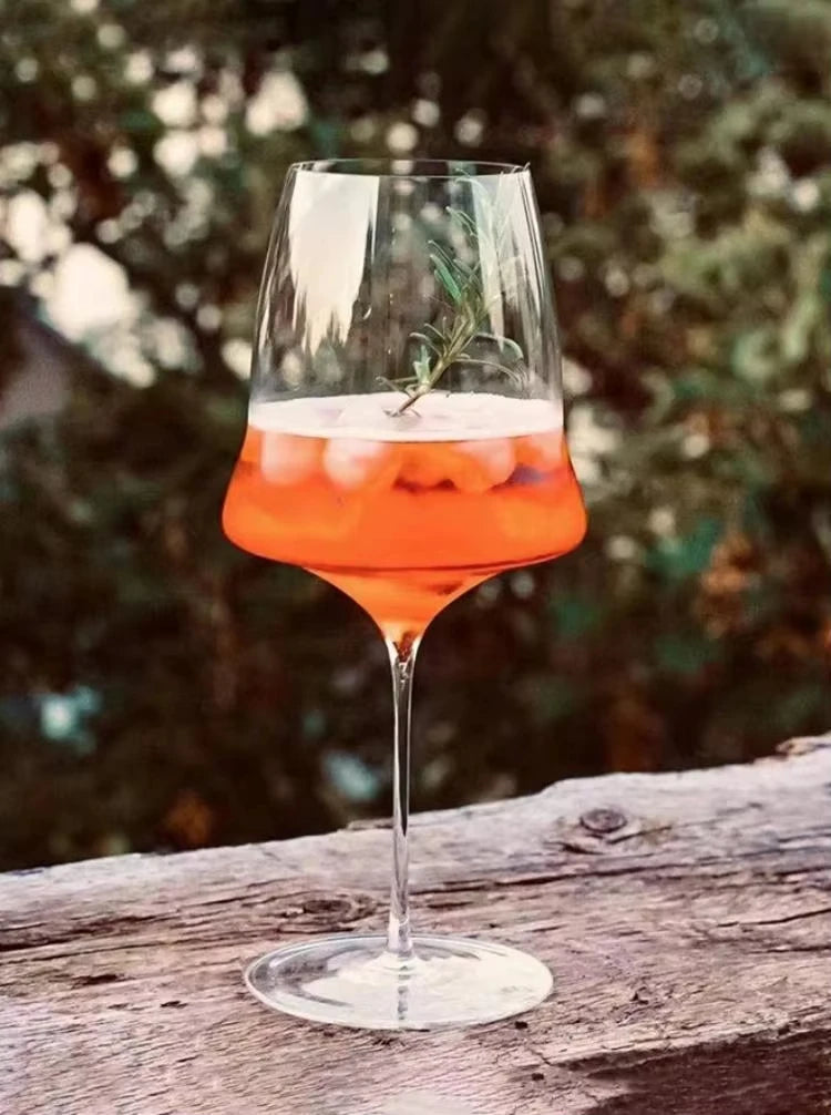 Verre tulipe vin avec du rosé