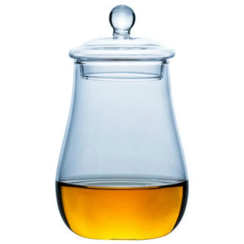 les détails du verre à whisky avec bouchon