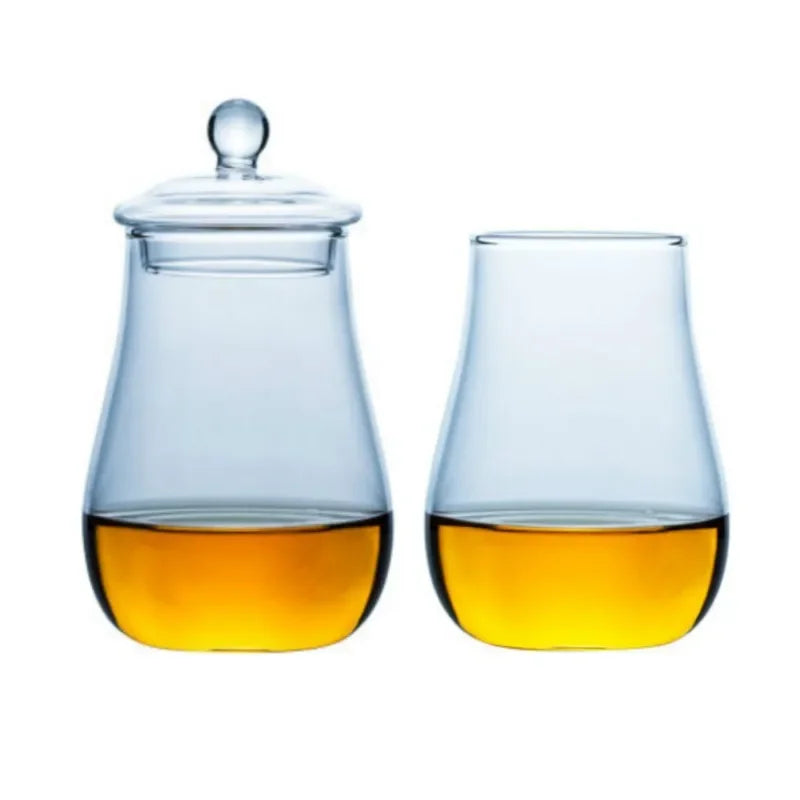 Verre de dégustation de whisky avec un bouchon