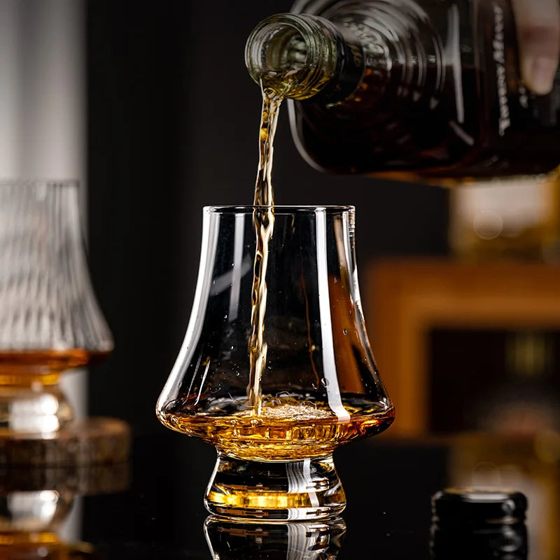 Un verre tulipe avec du whisky dedans