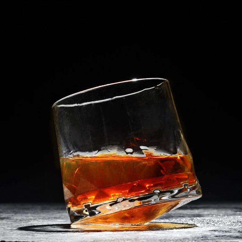 Verre à whisky sur fond noir