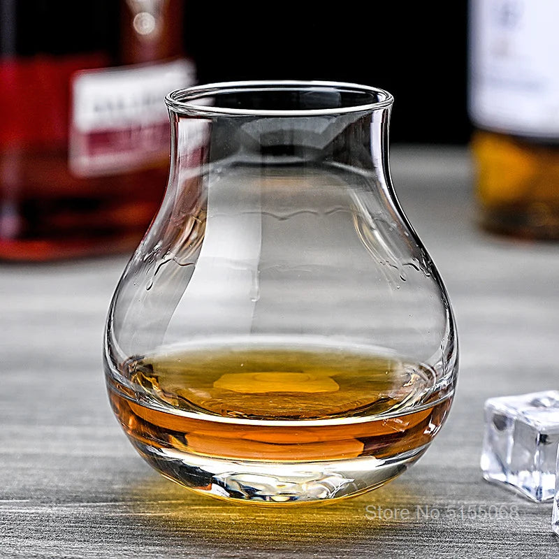 Zoom sur un verre à whisky à large fond