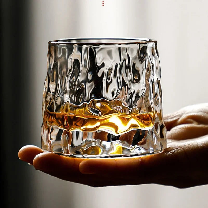 Le verre à whisky dans une main