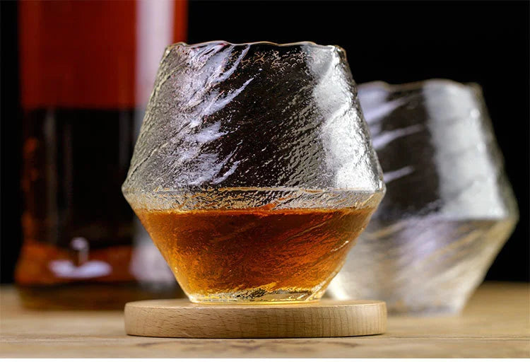 Verre à whisky japonais sur un socle en bois