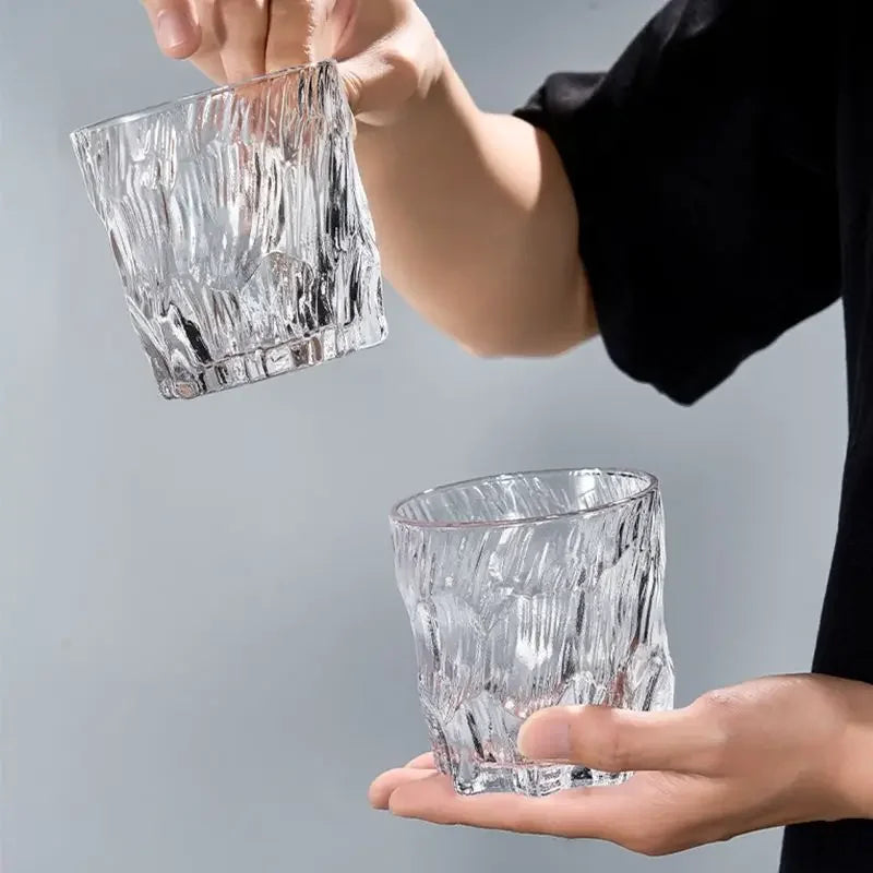 Une femme avec deux verres à whisky japonais