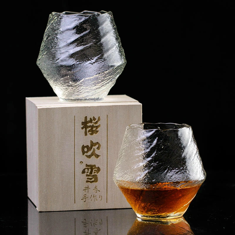 Deux verres à whisky japonais et la boite en bois