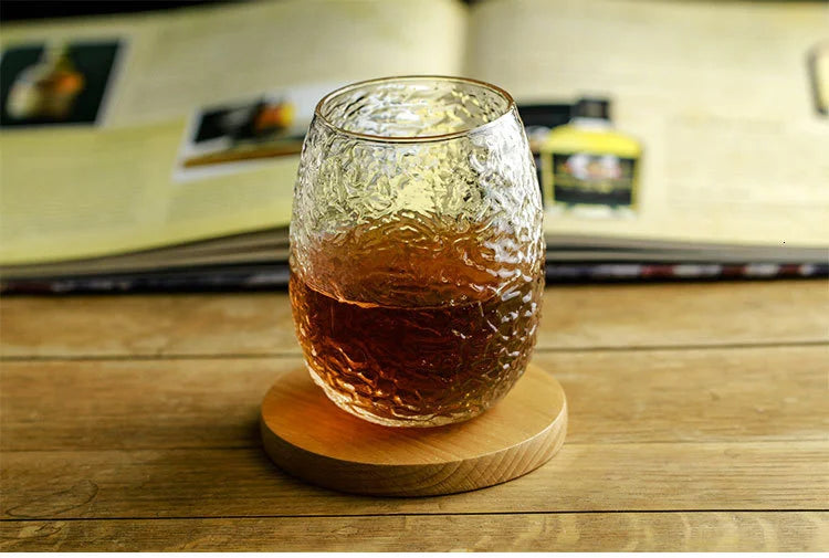 Verre à whisky rock sur un livre