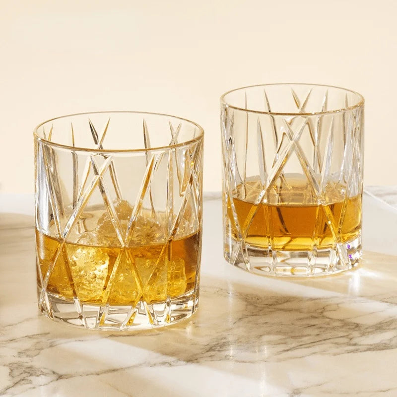 Deux verres à whisky sur une table en marbre