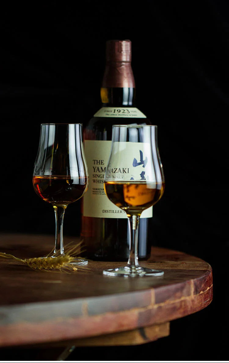 Deux verres Verre à whisky vintage sur une table en bois