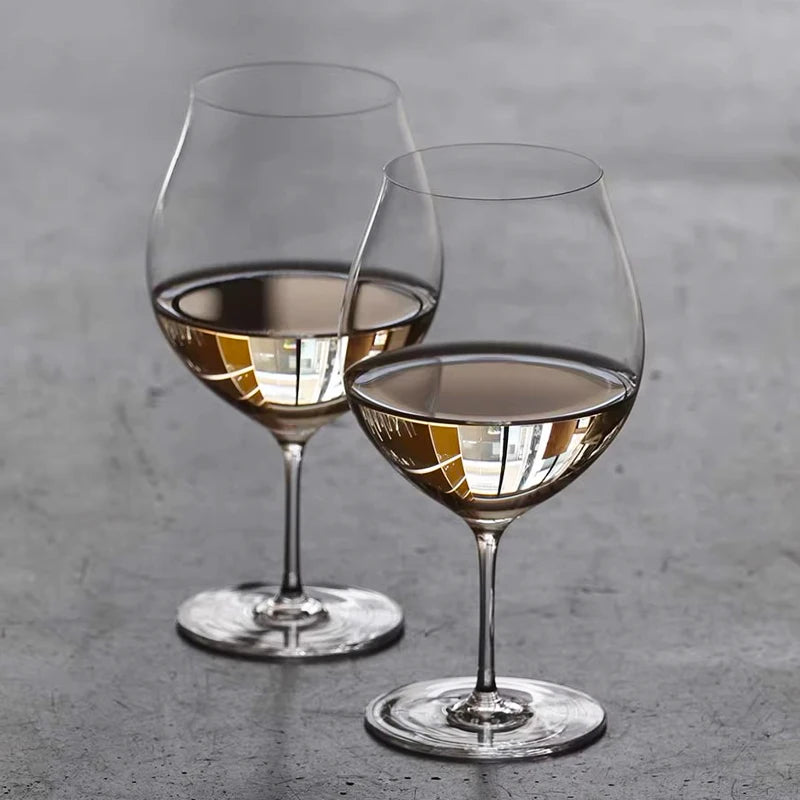 Verre tulipe champagne avec du vin blanc