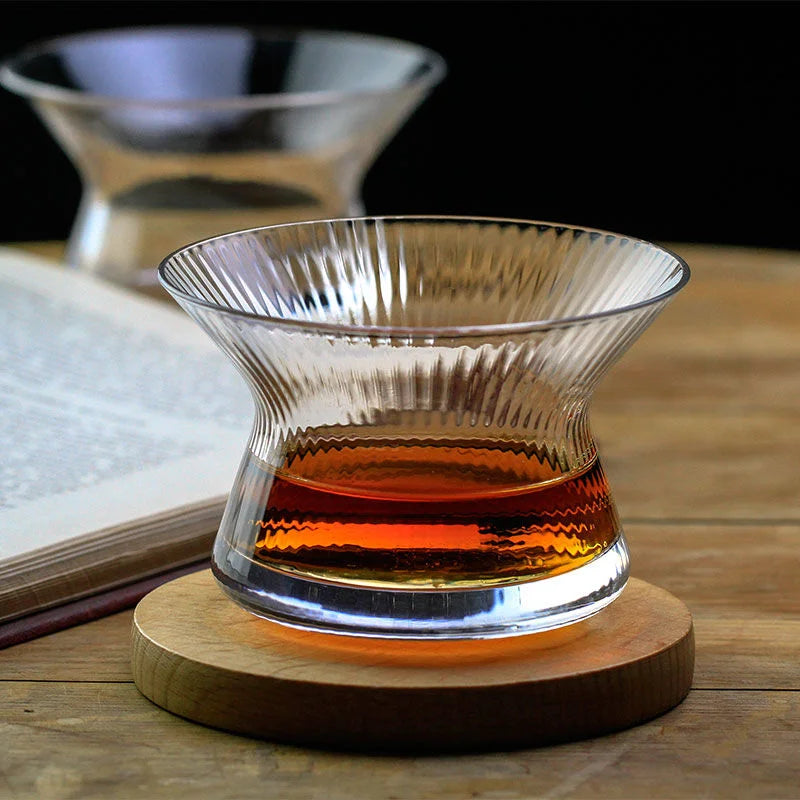 Verre a whisky japonais sur un table en bois