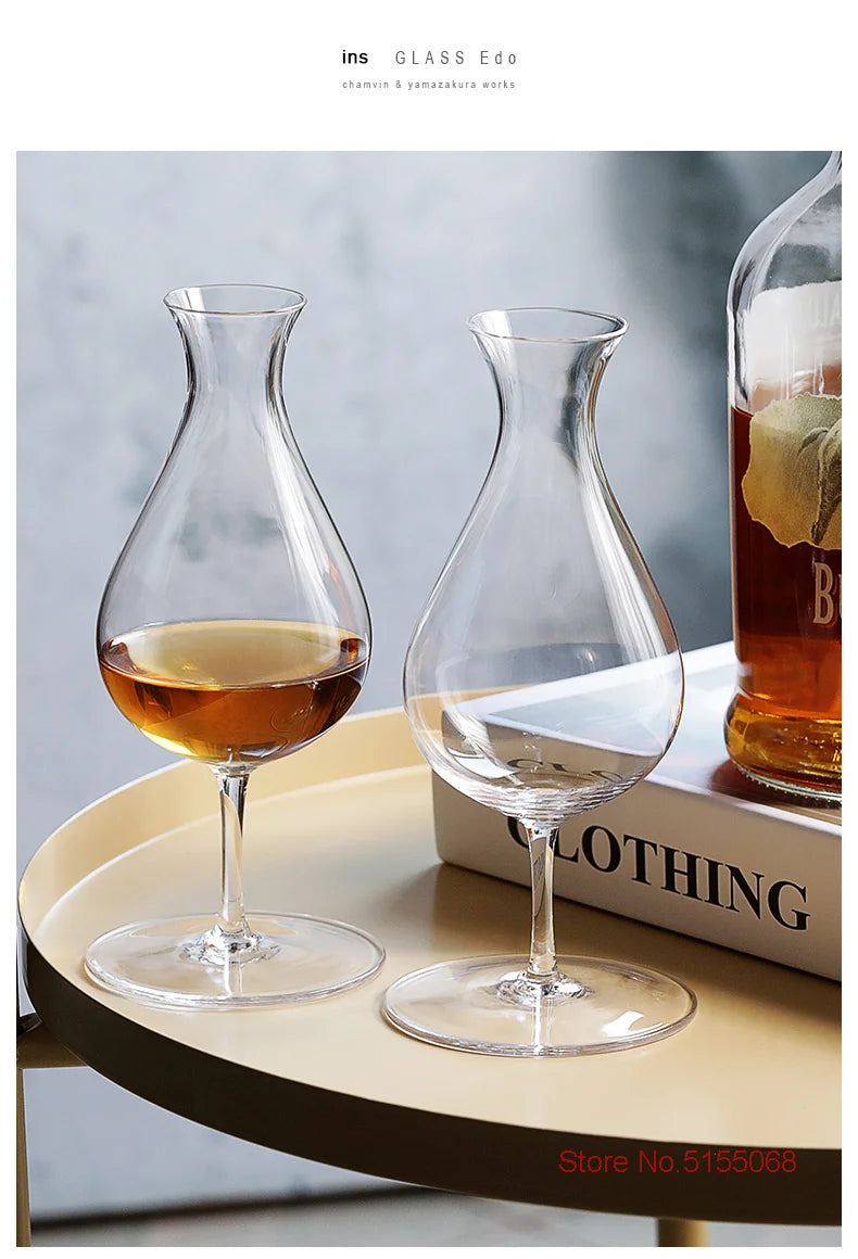Couverture magazine avec le verre à whisky