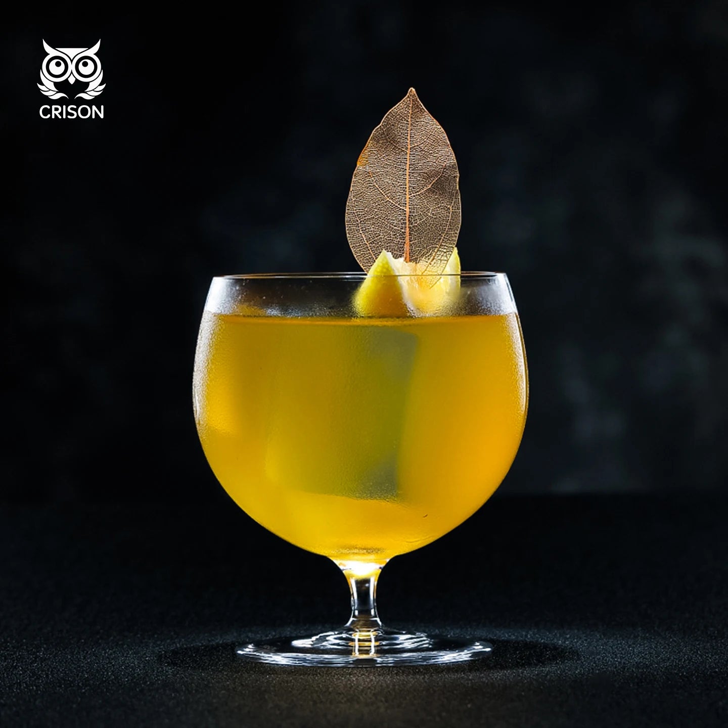 verre à gin tonic avec un cocktail orange