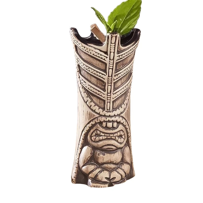 Un verre tiki avec un cocktail moscow mule